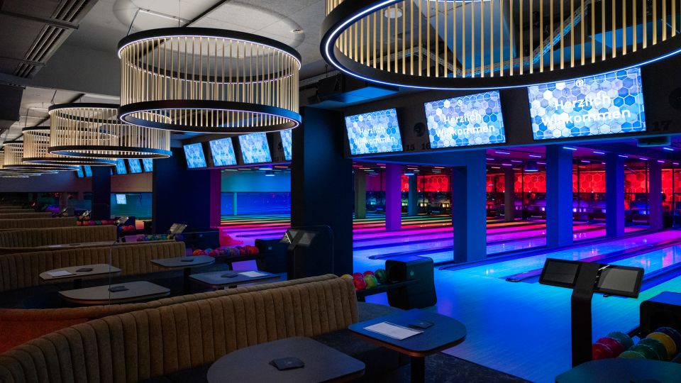 Bowlingbahnen mit Bildschirmen bei BOWL & CO.