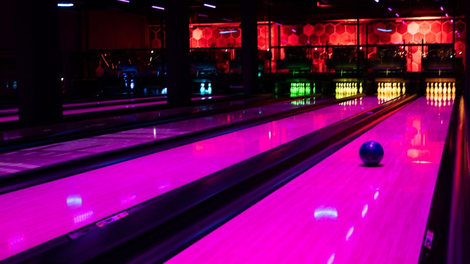 Bowlingbahnen mit Kugel bei BOWL & CO.